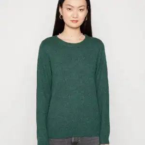 Säljer denna gröna tröja från Vera Moda i storlek S🙌🏻🙌🏻 Den är endast använd ett fåtal gånger. Skicka för fler bilder! 💋