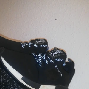 Adidas nmd X master mind - Ett par använda Adidas master mind nmds, Dem är rätt slitna skick 7/10 Nypris 9000 Självklar äkta  