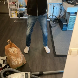 Replay Jeans(Ronan) - Tvär feta Replay jeans i storlek 30/32 och i välsigt bra skick! Passar tvär bra till sommaren med en najs skjorta. Skriv om du har en fråga! (originalpris:1500)