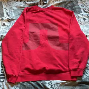 Röd fräsch j Lindeberg tröja som inte blivit använd. Storlek M.