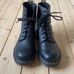 Säljer mina Dr. Martens i nyskick. Skriv till mig vid intresse. - Nyskick