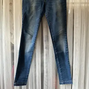 Blå skinny jeans med låg midja från Anine Bing