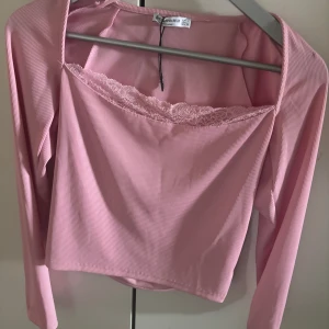Ljusrosa - gullig ljusrosa tröja med spets vid bysten.  storlek L men passar som M Finns även 2 likadana tröjor fast i svart och blå  (se sista)