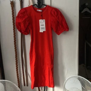 Klänning - Helt oanvänd kort klänning med puffärm❤️Ifrån Zara i storlek S