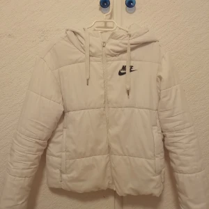 Nike jacka  - Säljer en vit Nike jacka i strl S. Vadden i den har gått ut men den är fortfarande snygg att bära. Man kan även vända den ut och in och bära på den så som ni kan se på de två sista bilerna. säljer den för 180kr + frakt! 