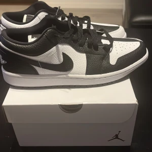 Hej, säljer mina helt oanvända Jordans. Storlek 43 men passar även 44 och eventuellt 45 - De bra skick, helt nya och äkta. Nypris 2300