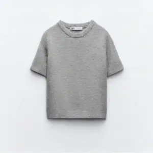 Säljer denna gråa stickade t shirt från zara. Bra skick, storlek xs