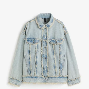 Jeans jacka 🩷 - Säljer den helt slutsålda jeans jackan 🩷🩷så fin (prislapp sitter kvar)  