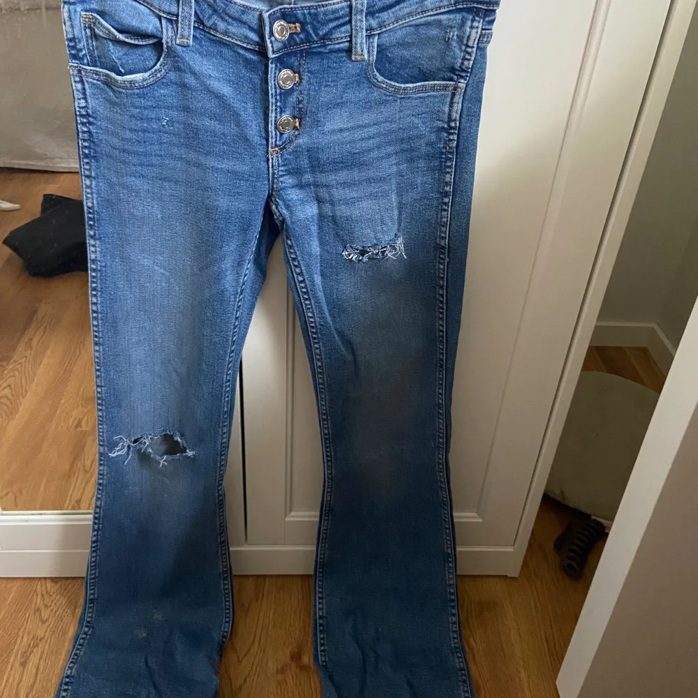 super snygga jeans från gina tricot. storlek 152 men det är en tall modell. endast använda några gånger så de är i mycket bra skick🩷 (hålen är klippta själv). Jeans & Byxor.