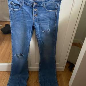 super snygga jeans från gina tricot. storlek 152 men det är en tall modell. endast använda några gånger så de är i mycket bra skick🩷 (hålen är klippta själv)