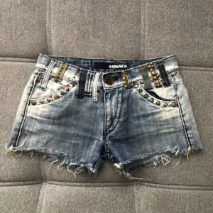 miss sixty shorts - säljer dessa jättesnygga shorts med nitar vid fickorna. säljs för att de är för små tyvärr! skriv privat för mer frågor. köptes på Plick och är lite slitna men inget som märks💞
