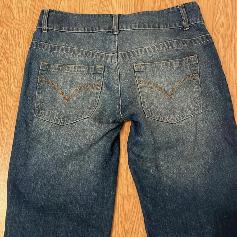 Säljer dessa supersnygga bootcut jeans då de tyvärr är för stora. Innerbenslängd 77 cm, midja 41 cm. Skriv gärna vid frågor 💕💕💕 (första bilden är ej mitt). Jeans & Byxor.