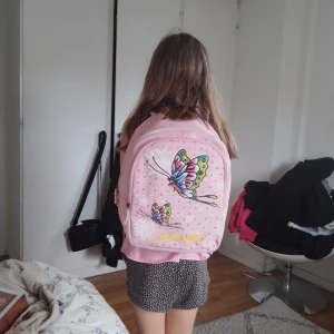 Väska  - Säljer en väska i bra skick. Ser inget fel med den förutom att det kan finnas enstaka smuts fläckar, dem syns dock knappt. Det kommer även med 2 överraskningar i väskan. Säljer den för 70kr + frakt! 