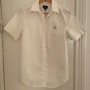 Kortärmad vit skjorta från Gant i storlek 36 🤍🤍🤍klassisk och snygg på! 
