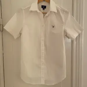 Kortärmad vit skjorta från Gant i storlek 36 🤍🤍🤍klassisk och snygg på! 