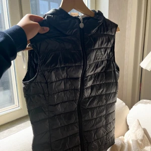 Äkta Armani Väst - Dam 350 kr -  Nu säljer jag min fina Armani väst! Den här figursy och sitter perfekt på! Jag hade behållt den själv om den inte var för liten för mig. Passar perfekt nu inför vår & Sommar. 4000 köpt Och säljs för 500 kr, 350 kr vid snabb köp och upphämtning. 😃