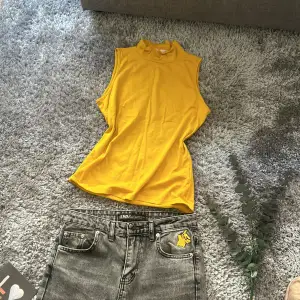 2 crop tops together, very good condition,M size 
