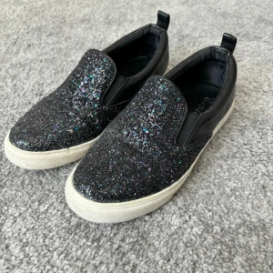 Glitter skor - Snygga glitter skor!✨ Storlek 36, men lite stora på mig som vanligtvis har det!💕 Endast använda 3 gånger så i gott skick🥰