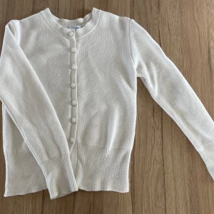 Kofta från zara  - Jättefin vit kofta från Zara.