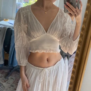 Somrig tröja - Vacker vit somrig tröja! Rätt genomskinligt material men luftigt tyg. Bra skick och knappt använd (har nästan bara legat i garderoben). Vid fler frågor så skicka gärna DM 💗