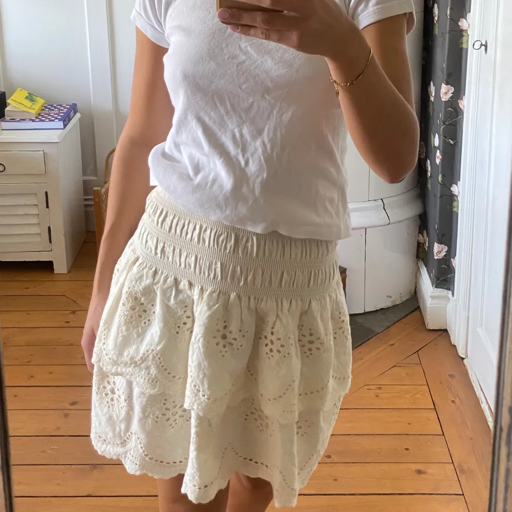 Söt kjol från zara, köpt för två år sedan men knappt använd!. Kjolar.