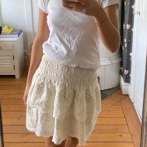 Söt kjol från zara, köpt för två år sedan men knappt använd!