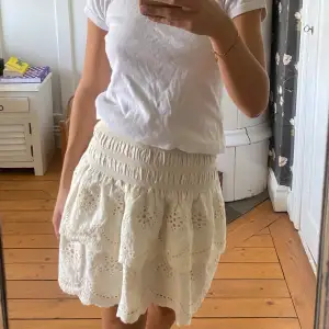 Söt kjol från zara, köpt för två år sedan men knappt använd!