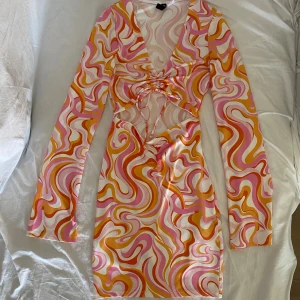 Klänning - Super fin och cool klänning. Använd ett fåtal gånger. Stl Xs men väldigt elastisk så passar S och M.