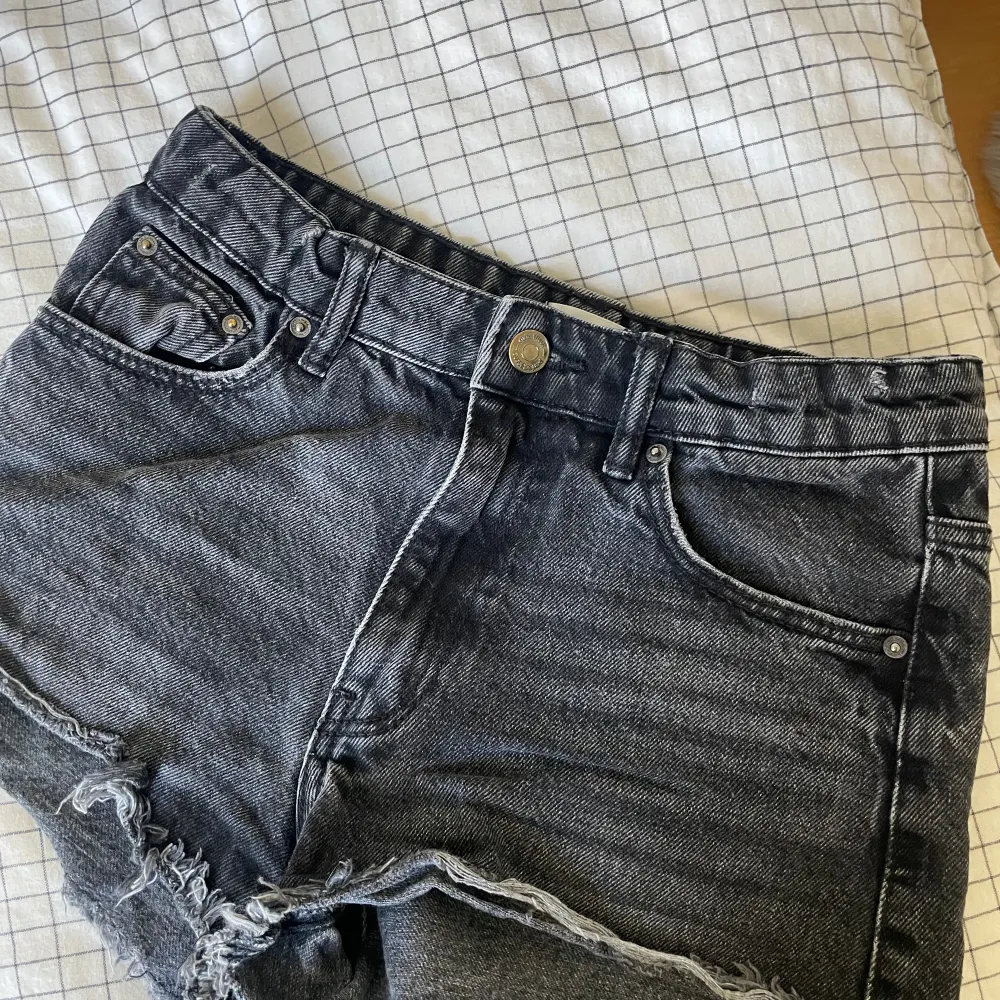 Jättefina jeansshorts från Gina. Har inga bilder med dem på för de passar inte. Tryck gärna på köp nu 👌. Shorts.