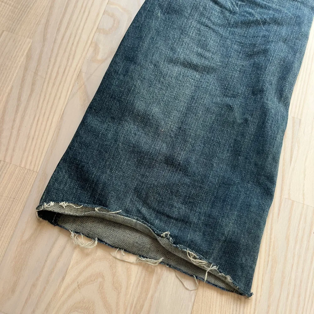 Sjukt snygga flared jeans i storlek L. Säljer då de inte längre kommer till användning. De är klippta för att passa mig som är 160 cm. Fyra hål på insidan där det tidigare suttit ett snöre, syns dock inte på utsidan. Hör av er om ni har frågor💕. Jeans & Byxor.