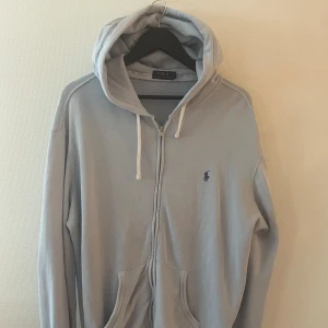Ralph lauren zip - Riktigt snygg Ralph lauren zip säljes då den var för stor så den är som ny för har ej använt den. Fler frågor osv är det bara att skriva🤝🏻
