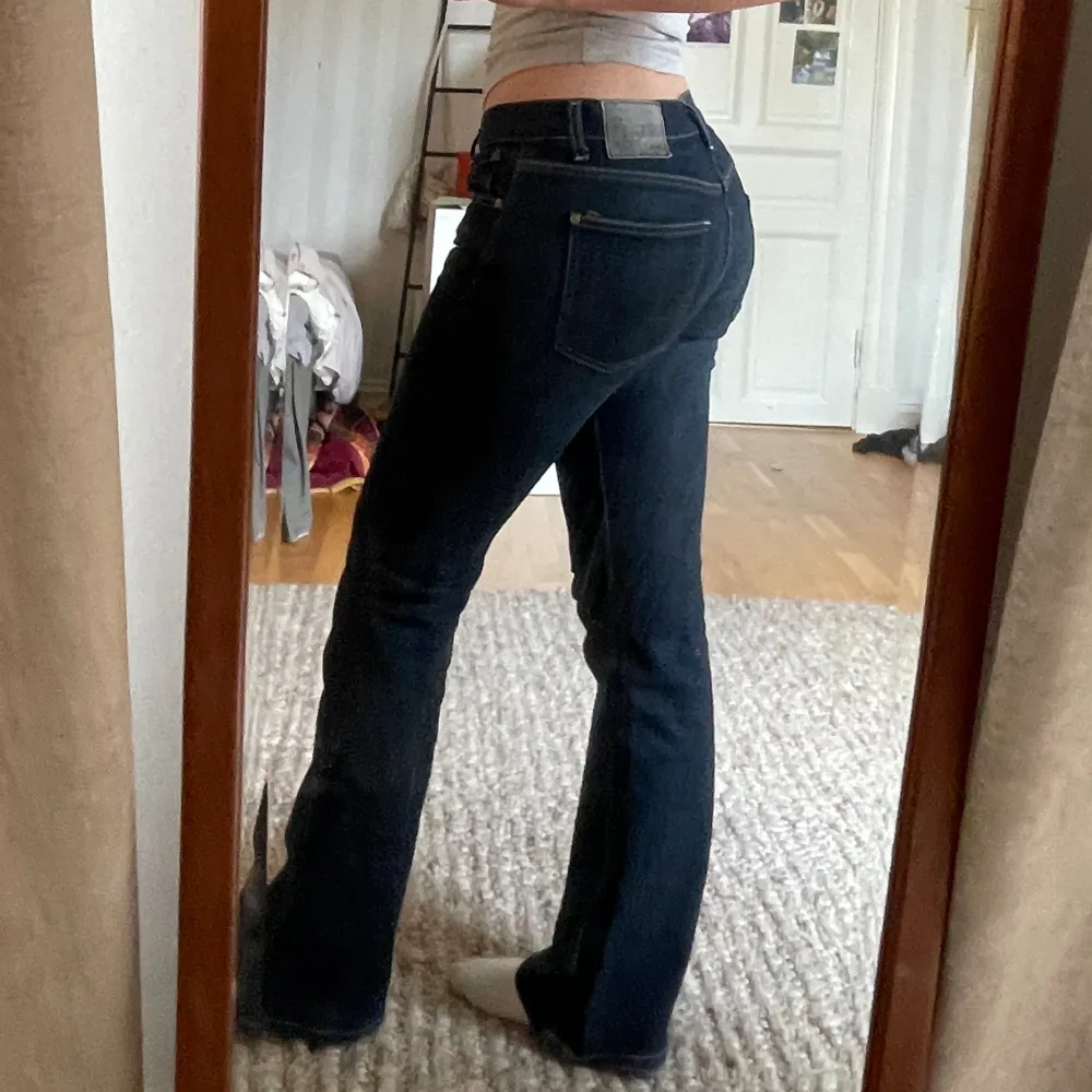 Säljer dessa as snygga lågmidjade bootcut jeansen som är köpta på en secondhand i Köpenhamn . Skriv om du är intresserad 🙏🏻❤️. Jeans & Byxor.