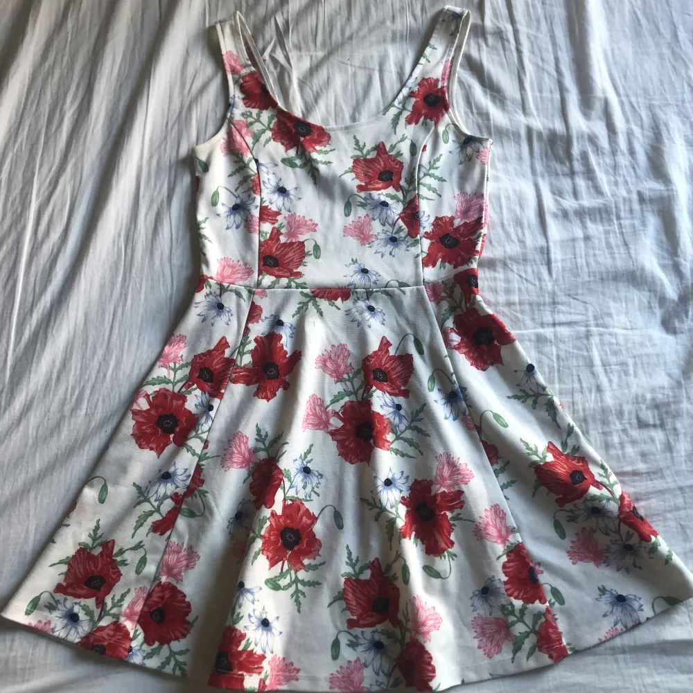 Det här är en fin blommig klänning från hm i storlek 38. Passar super till sommaren! 🌺. Klänningar.
