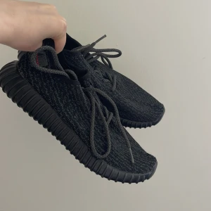 Adidas Yeezy - Sneakers från Yeezy adidas. Fått i present. Har inte kvitto och låda. 