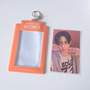Heeseung Orange Blood 🍊 photocard + Dimension: Dilemma Photocard Holder🫶🏻 Båda för 90kr🤍🧸