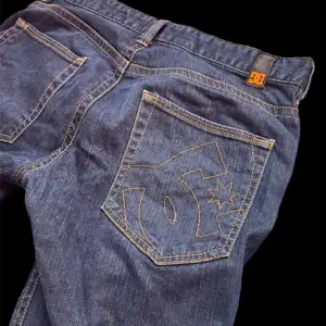 Mörkblåa jeans från DC Shoes i jättebra skick!  skriv för mått:)
