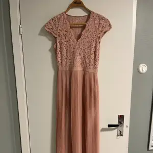 Säljer min jättefina balklänning jag hade som avslutningsklänning. Den är rosa och har ett blomstrigt mönster däruppe🩷