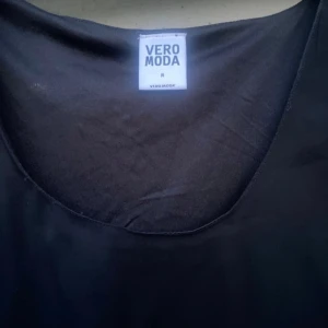 Svart långklänning  - Svart långklänning med skirt övertyg. Underklänning en är kortare. St m från vero Moda. 