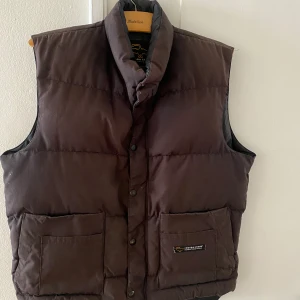 Canada Goose väst  - Vintage Canada Goose väst  Trendig väst som är mycket snygg till vår och sommaren.  Snygg brun färg.  Kostar runt 1000 second hand så lägger mig ett långt under de priset då jag vill få den såld :) 