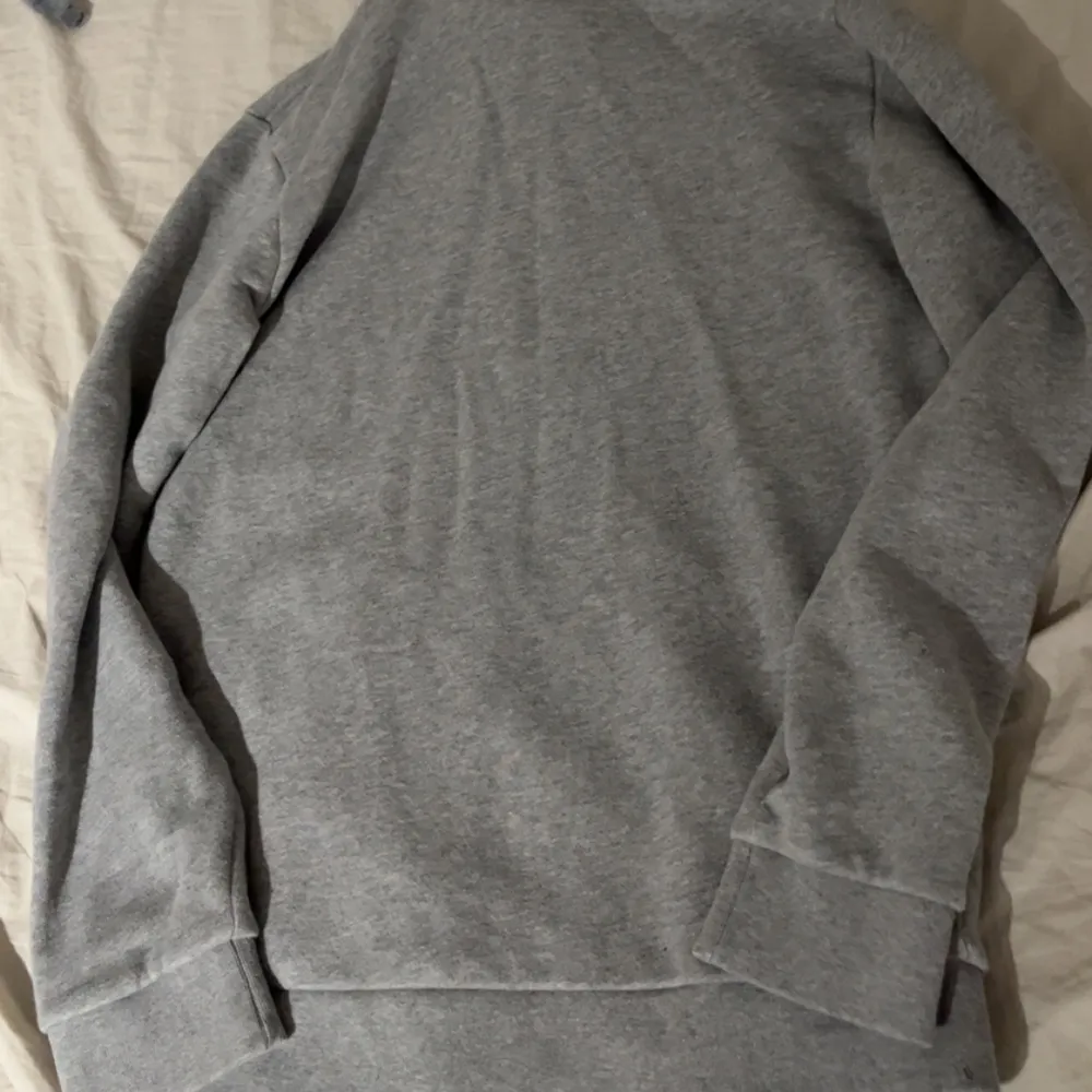 Adidas hoodie i färg grå, använd några gånger och krympt lite i tvätten. Borde funka för folk som har S och möjligtvis M . Hoodies.