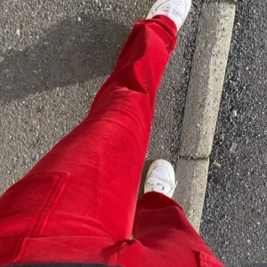 Juicy couture - Säljer mina Juciy byxor då jag ledsnat på de. Givetvis äkta och köpta från deras egna hemsida. Det är välanvända men i bra skick. Förutom att metallen på snörena har försvunnit. Se bild 3❣️