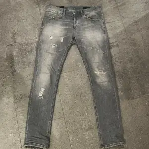 Säljer dessa tvärfeta Dondup jeans George slim fit i storlek 33. Grymt skick. Tveka inte på att höra av dig vid ytterligare frågor!