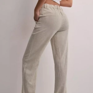 Biegea linnebyxor - Linnebyxor som sitter perfekt. Har lite resår bak i midjan vilket gör dom väldigt bekväma och ger extra shape. Jag har tyvärr insett att dom är för korta för mig, jag är 177 med långa ben. Aldrig använda men tvättade en gång. 