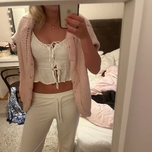 Volang topp  - Jätte söt volang topp från zara  I linne material Använd fåtal gånger  