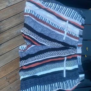 Shorts i roligt mönster  - Shorts i roligt mönster. Funkar till vardag eller fest. Tunt tyg. St 42 från Lindex 
