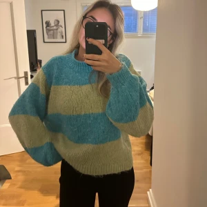 Stickad tröja - Jättesöt stickad tröja från Gina Tricot!! Använd ett fåtal gånger och är i storlek M.