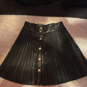 Mini skinnimitation kjol från Newyorker i nyskick stl XS