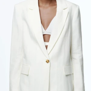 Vit Blazer (aldrig använd) - Vit fin blazer från Zara, aldrig använd - lappen kvar.  Säljer pga för kort i armarna. Jag är 178cm.   Nypris: 559kr, säljer för 400kr. 