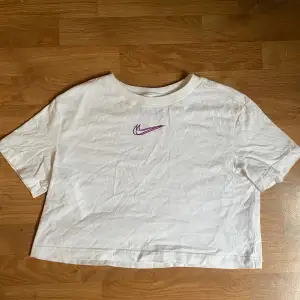 Säljer en cropped Nike T-shirt. Jättefin men passar inte mig :) 