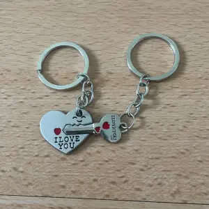 Två stycken kärlek nyckelringar!! Går bra att ha tillsammans med någon man älskar ❤️